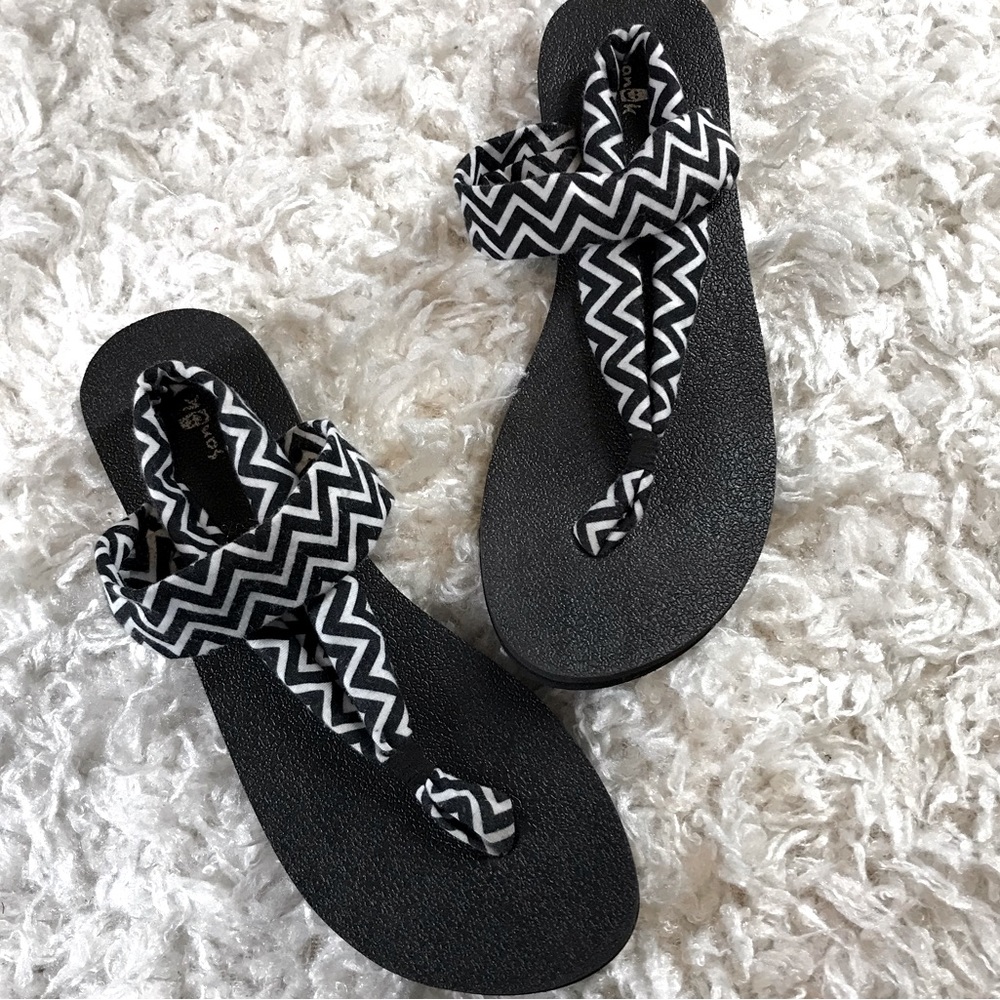 🛍3 FOR $25- SANUK- YOGA MAT GEOMETRIC PATTERN KNIT ANKLE STRAP SANDALS